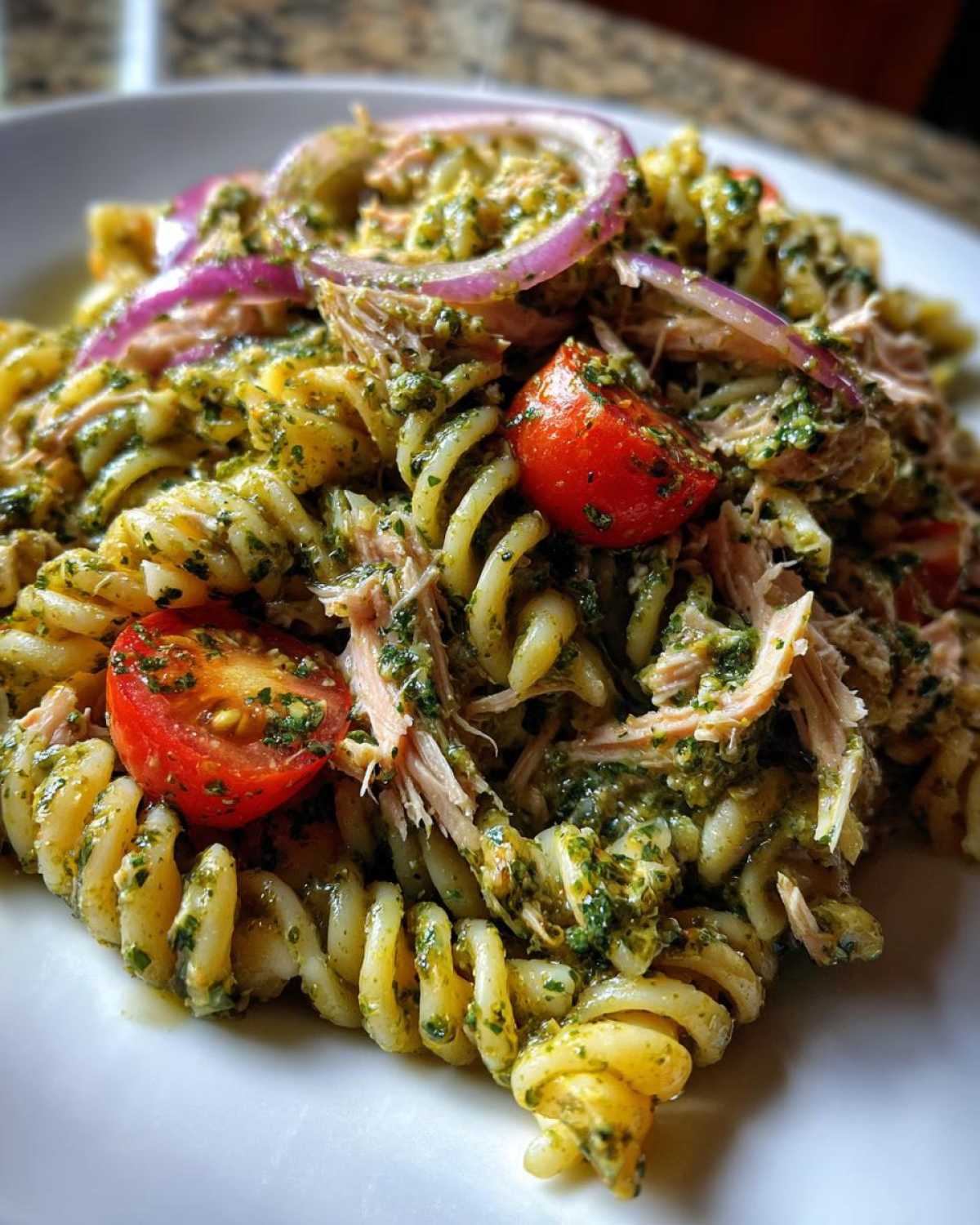 Pesto tuna pasta salad - detail 1