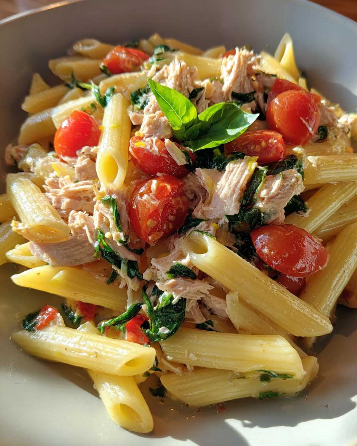 Tomato basil tuna pasta - detail 3