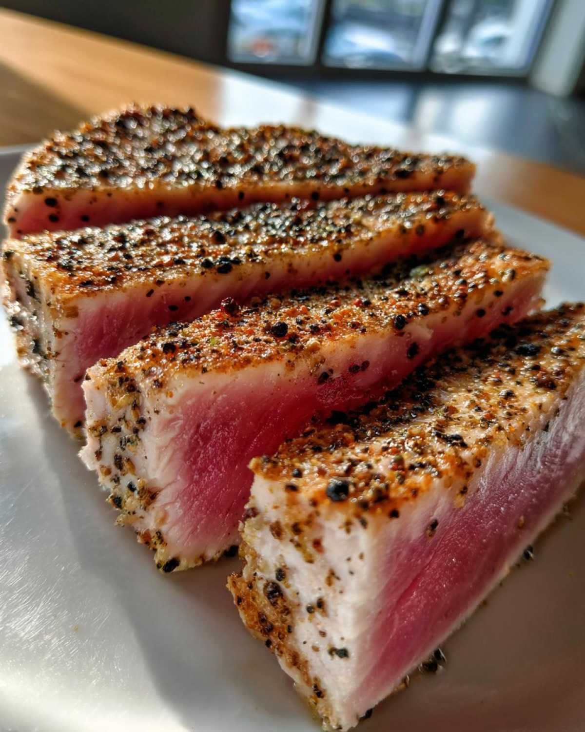 Seared tuna steak with lemon pepper - detail 2